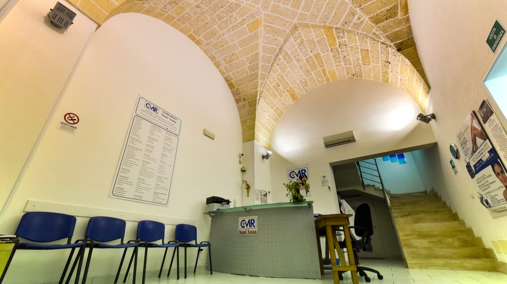L’accoglienza del Centro Medico Sant’Anna sotto la volta in pietra leccese