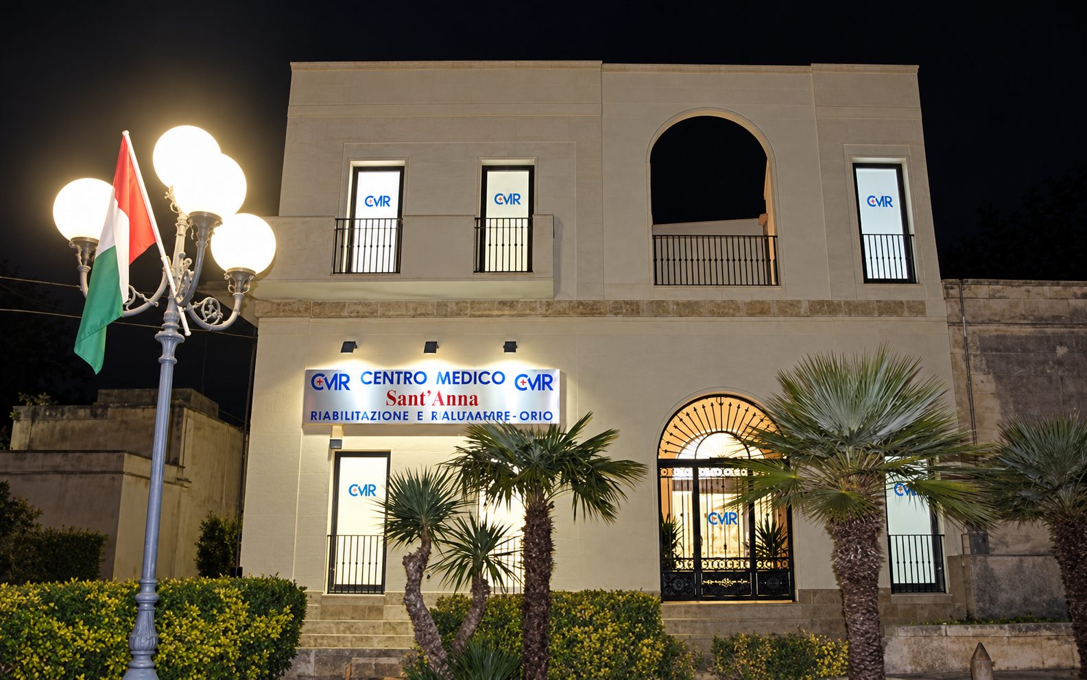 Il prospetto del Centro Medico Sant’Anna su via Cavour, a Lizzanello